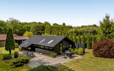 Reino - 30Km from the Sea: Dach, Haus, Zuhause, Hütte, Tür, Abstellgleis, Deck, Veranda, Planke, Hartholz