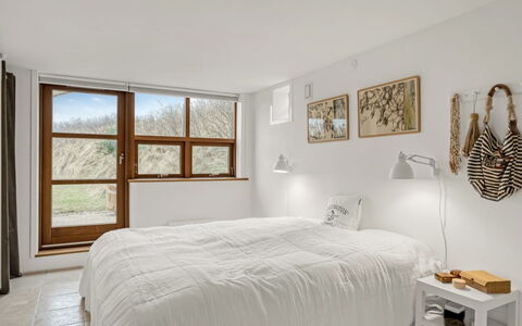 Bjerund - 300M from the Sea: Bett, Möbel, Interior Design, Schlafzimmer, Wand, Holz, Bedding, Decke, Bettdecke, Flooring