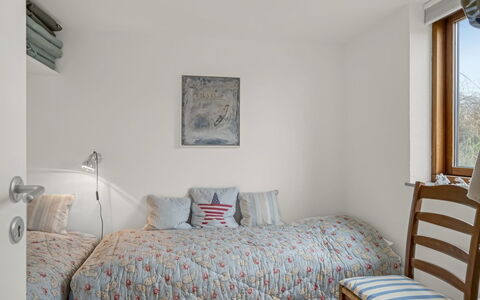 Bjerund - 300M from the Sea: Bett, Möbel, Bedding, Schlafzimmer, Interior Design, Wand, Bettdecke, Holz, Linens, Zimmer