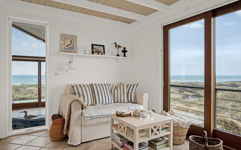 Bjerund - 300M from the Sea: Möbel, Holz, Interior Design, Fussboden, Flooring, Tabelle, Zimmer, Zuhause, Meer, Wohnzimmer