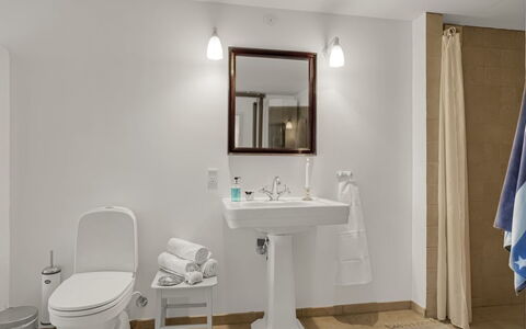 Bjerund - 300M from the Sea: Badezimmer, Bad Sink, Armatur, Sinken, Interior Design, Flooring, Toilleten Sitz, Toilette, Fussboden, Zapfhahn