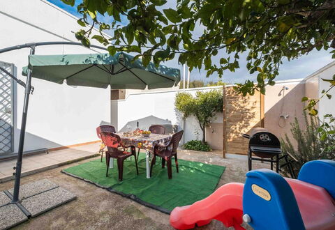 Sunny Haven Villa In Torre Lapillo: Garten, Schatten, Blumentopf, Gartenmöbel, Garten, Hinterhof, Landscaping, Hof, Stuhl, Zimmerpflanze