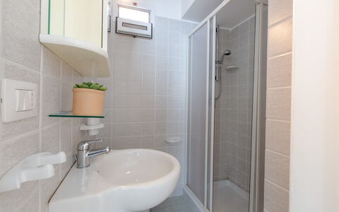 Vista Mare Da Rossella: Interior Design, Flooring, Fussboden, Zimmer, Decke, Armatur, Sinken, Zapfhahn, Wohnung, Installation