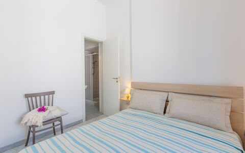 Vista Mare Da Rossella: Interior Design, Möbel, Fussboden, Flooring, Schlafzimmer, Holz, Bett, Textil, Linens, Bettdecke