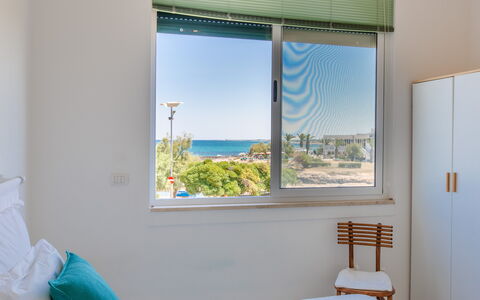 Vista Mare Da Rossella: Möbel, Fensterabdeckung, Meer, Fensterbehandlung, Glas, Ozean, Linens, Schatten, Daylighting, Zimmerpflanze