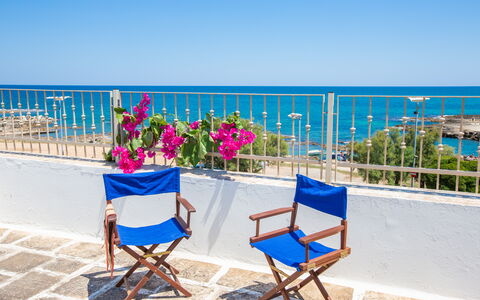 Vista Mare Da Rossella: Blau, Möbel, Meer, Stuhl, Ozean, Küsten Und Ozeanische Forms, Gartenmöbel, Küste, Balkon, Strand