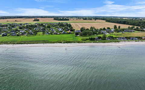 Næwe - 100M from the Sea: Möbel, Interior Design, Flooring, Fussboden, Decke, Zimmer, Stuhl, Tabelle, Wohnung, Küche & Esszimmer Tisch