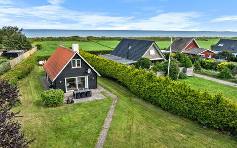 Næwe - 100M from the Sea: Möbel, Interior Design, Flooring, Fussboden, Decke, Zimmer, Stuhl, Tabelle, Wohnung, Küche & Esszimmer Tisch