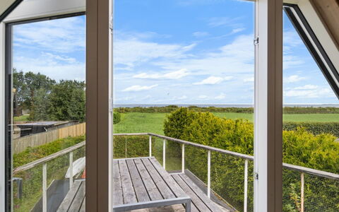 Næwe - 100M from the Sea: Möbel, Interior Design, Flooring, Fussboden, Decke, Zimmer, Stuhl, Tabelle, Wohnung, Küche & Esszimmer Tisch