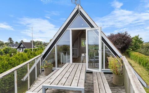 Næwe - 100M from the Sea: Möbel, Interior Design, Flooring, Fussboden, Decke, Zimmer, Stuhl, Tabelle, Wohnung, Küche & Esszimmer Tisch