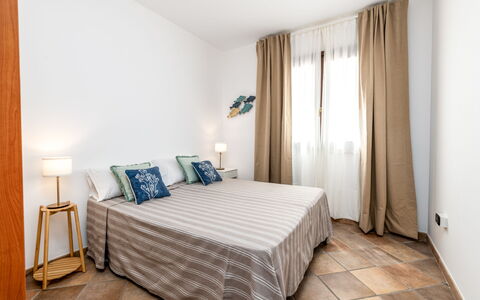 La Vista Mare Da Viola: Interior Design, Möbel, Flooring, Schlafzimmer, Bett, Fussboden, Holz, Zimmer, Bettdecke, Linens