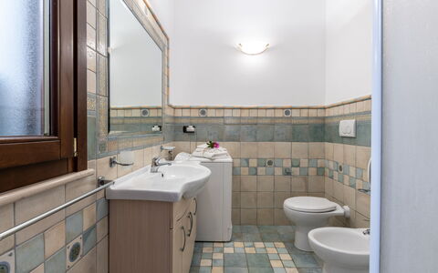 La Vista Mare Da Viola: Flooring, Armatur, Badezimmer, Fussboden, Interior Design, Fliese, Bad Sink, Zapfhahn, Installation, Sinken