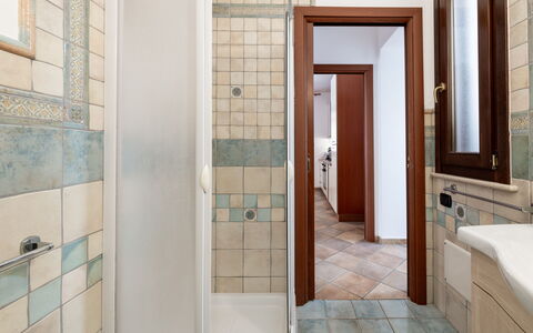 La Vista Mare Da Viola: Flooring, Fussboden, Interior Design, Armatur, Badezimmer, Fliese, Installation, Decke, Bad Sink, Verbundwerkstoff