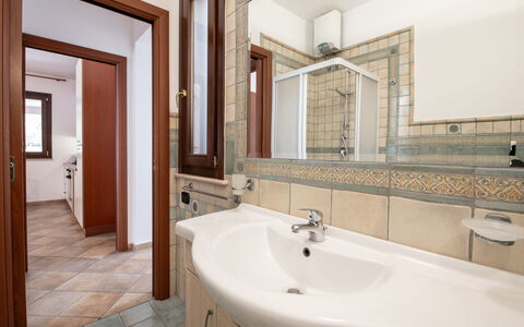 La Vista Mare Da Viola: Armatur, Bad Sink, Flooring, Interior Design, Sinken, Fussboden, Badezimmer, Zapfhahn, Installation, Decke