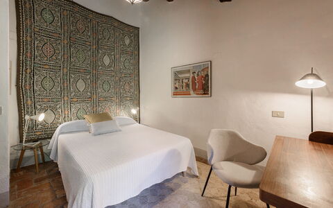 Villa Poggio La Croce: Wand, Interior Design, Flooring, Fussboden, Decke, Schlafzimmer, Beleuchtung, Zimmer, Bett, Bettdecke