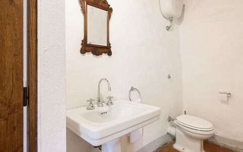 Villa Poggio La Croce: Bad Sink, Armatur, Wand, Sinken, Badezimmer, Zapfhahn, Installation, Interior Design, Flooring, Fussboden