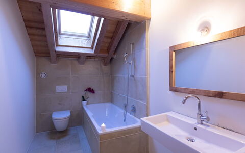 Chalet le Hameau: Badezimmer, Armatur, Flooring, Holz, Fussboden, Interior Design, Badewanne, Zapfhahn, Sinken, Installation