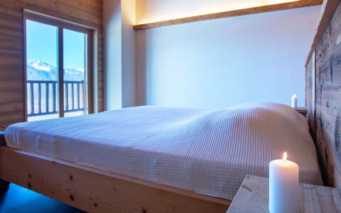 Chalet le Hameau: Schlafzimmer, Holz, Bett, Interior Design, Flooring, Fussboden, Bettdecke, Bedding, Decke, Linens