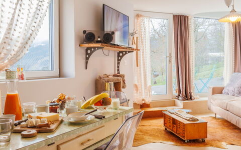 Collombey-Muraz 100: Möbel, Interior Design, Zimmer, Holz, Beleuchtung, Flooring, Zuhause, Fussboden, Textil, Decke