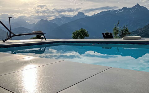Collombey-Muraz 100: Schwimmbad, Verbundwerkstoff, Gebirge, Grat, Gartenmöbel, Alpen, Schatten, Sonnenliege, Resort, Eco Hotel