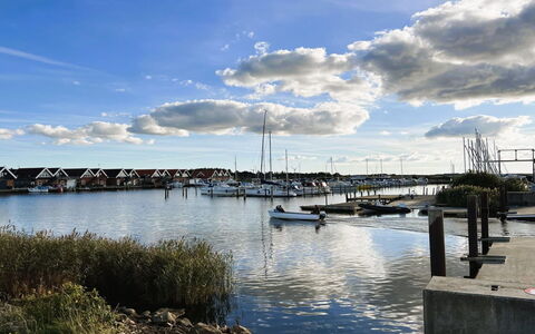 Ronja - 100M to the Fjord: Himmel, Boot, Wasser, Gewässer, Watercraft, Yachthafen, Wasserweg, Boote Und Boating - Geräte Und Materialien, Dock, Wolke