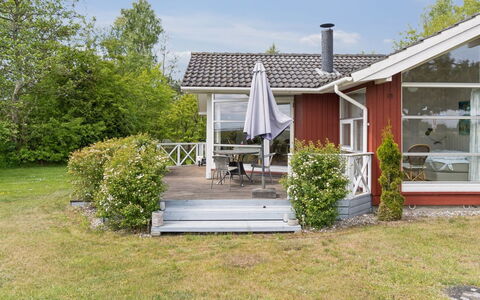 Hjalmine - 225M from the Sea: Vegetation, Strauch, Frühling, Hütte, Garten, Schatten, Hinterhof, Garten, Stuhl