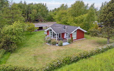 Hjalmine - 225M from the Sea: Vegetation, Strauch, Frühling, Hütte, Garten, Schatten, Hinterhof, Garten, Stuhl