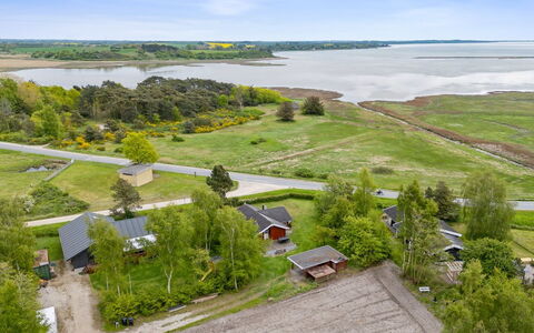 Hjalmine - 225M from the Sea: Vegetation, Strauch, Frühling, Hütte, Garten, Schatten, Hinterhof, Garten, Stuhl