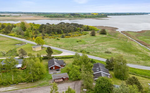 Hjalmine - 225M from the Sea: Vegetation, Strauch, Frühling, Hütte, Garten, Schatten, Hinterhof, Garten, Stuhl
