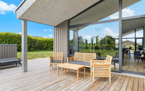 Tydkil - 250M from the Sea: Holz, Grundstueck, Veranda, Verbundwerkstoff, Schatten, Deck, Planke, Hartholz, Holzbeize, Terrasse