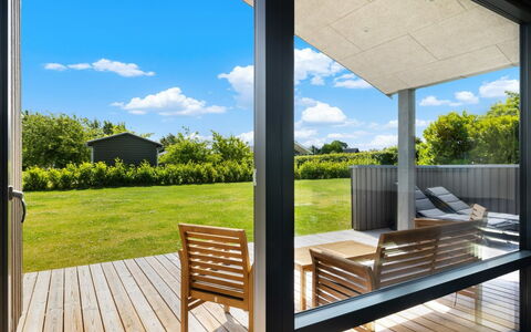 Tydkil - 250M from the Sea: Holz, Grundstueck, Verbundwerkstoff, Veranda, Deck, Schatten, Hartholz, Holzbeize, Planke, Holzboden