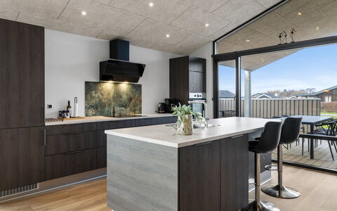 Tydkil - 250M from the Sea: Küche, Holz, Interior Design, Decke, Countertop, Flooring, Küchengerät, Möbel, Cabinetry, Haushaltsgerät