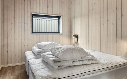 Tydkil - 250M from the Sea: Schlafzimmer, Holz, Bett, Bettdecke, Decke, Interior Design, Fussboden, Flooring, Bedding, Möbel