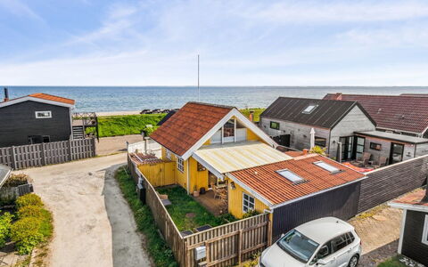 Asgerd - 20M from the Sea: Blau, Strauch, Hütte, Ground, Garten, Estate, Schatten, Landscaping, Bauernhaus, Eco Hotel