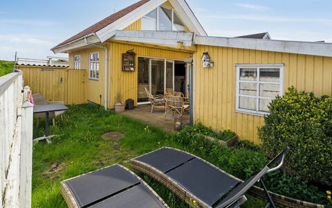 Asgerd - 20M from the Sea: Blau, Strauch, Hütte, Ground, Garten, Estate, Schatten, Landscaping, Bauernhaus, Eco Hotel
