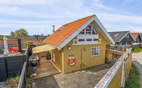 Asgerd - 20M from the Sea: Blau, Strauch, Hütte, Ground, Garten, Estate, Schatten, Landscaping, Bauernhaus, Eco Hotel