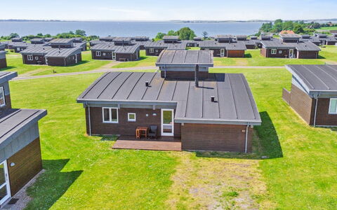 Gudbrand - 500M from the Sea: Estate, Schatten, Auffahrt, Bauernhaus