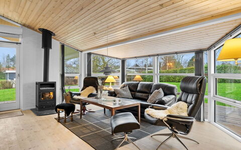 Sofus - 275M from the Sea: Möbel, Interior Design, Flooring, Holz, Decke, Fussboden, Stuhl, Couch, Wohnzimmer, Beleuchtung
