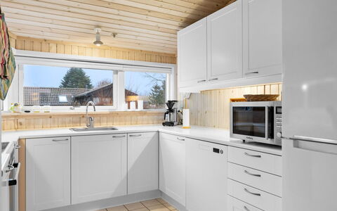 Sofus - 275M from the Sea: Küche, Küchengerät, Countertop, Major Appliance, Flooring, Cabinetry, Holz, Interior Design, Haushaltsgerät, Decke