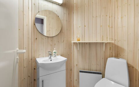 Sofus - 275M from the Sea: Flooring, Armatur, Badezimmer, Fussboden, Holz, Sinken, Bad Sink, Interior Design, Toilette, Zapfhahn