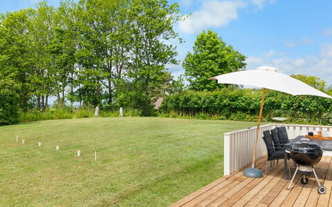 Sofus - 275M from the Sea: Gras, Baum, Strauch, Garten, Grundstueck, Landschaft, Rasen, Einfach, Schatten