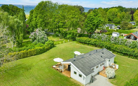 Sofus - 275M from the Sea: Wohngebiet, Landschaft, Haus, Zuhause, Grundstueck, Estate, Hütte, Landscaping, Rasen, Vorort