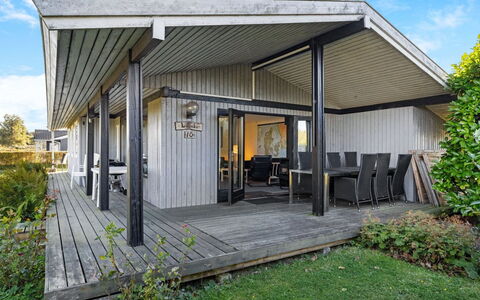Kajsa - 250M from the Sea: Holz, Veranda, Die Architektur, Zuhause, Dach, Haus, Tür, Verbundwerkstoff, Abstellgleis, Deck