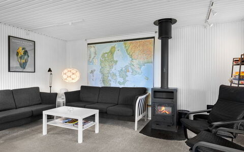 Kajsa - 250M from the Sea: Holz, Flooring, Fussboden, Interior Design, Möbel, Decke, Wohnzimmer, Zimmer, Holzbeize, Hartholz
