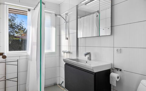 Kajsa - 250M from the Sea: Armatur, Badezimmer, Interior Design, Flooring, Sinken, Bad Sink, Fussboden, Zapfhahn, Installation, Decke