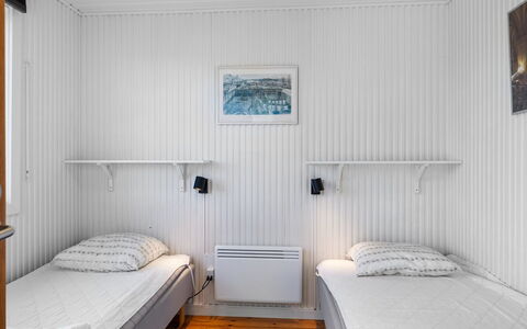 Kajsa - 250M from the Sea: Fussboden, Holz, Flooring, Interior Design, Schlafzimmer, Bett, Decke, Möbel, Zimmer, Bettdecke
