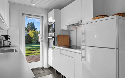 Kajsa - 250M from the Sea: Küchengerät, Küche, Countertop, Major Appliance, Flooring, Holz, Cabinetry, Interior Design, Fussboden, Haushaltsgerät