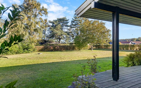 Kajsa - 250M from the Sea: Gras, Grün, Strauch, Grundstueck, Garten, Schatten, Ground, Rasen, Landscaping
