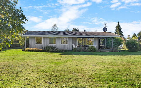 Kajsa - 250M from the Sea: Gebäude, Gras, Fenster, Haus, Zuhause, Dach, Strauch, Die Architektur, Hütte