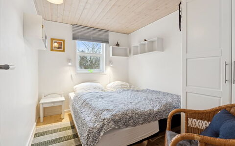 Tomine - from the Sea: Schlafzimmer, Bett, Wand, Holz, Interior Design, Fussboden, Möbel, Flooring, Bettdecke, Decke